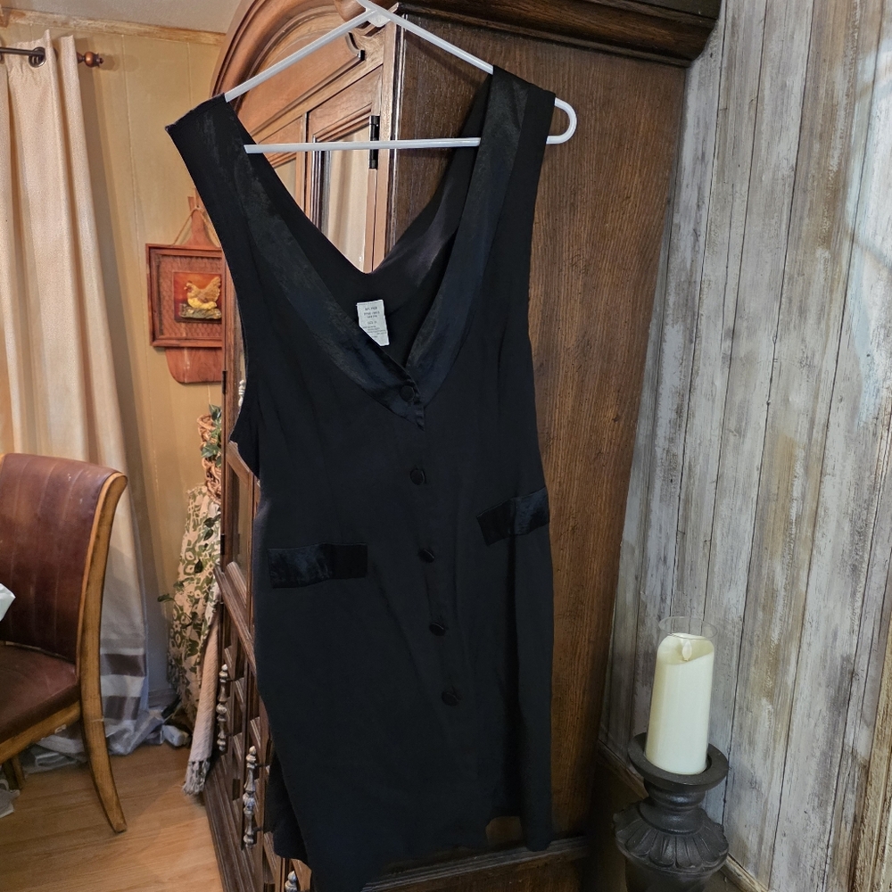 Black Sleeveless V-Neck Button Front Dress Vest (13 fit-As Regular 10-12)